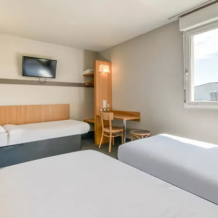 B&B Hotel Pezenas 호텔 2*
